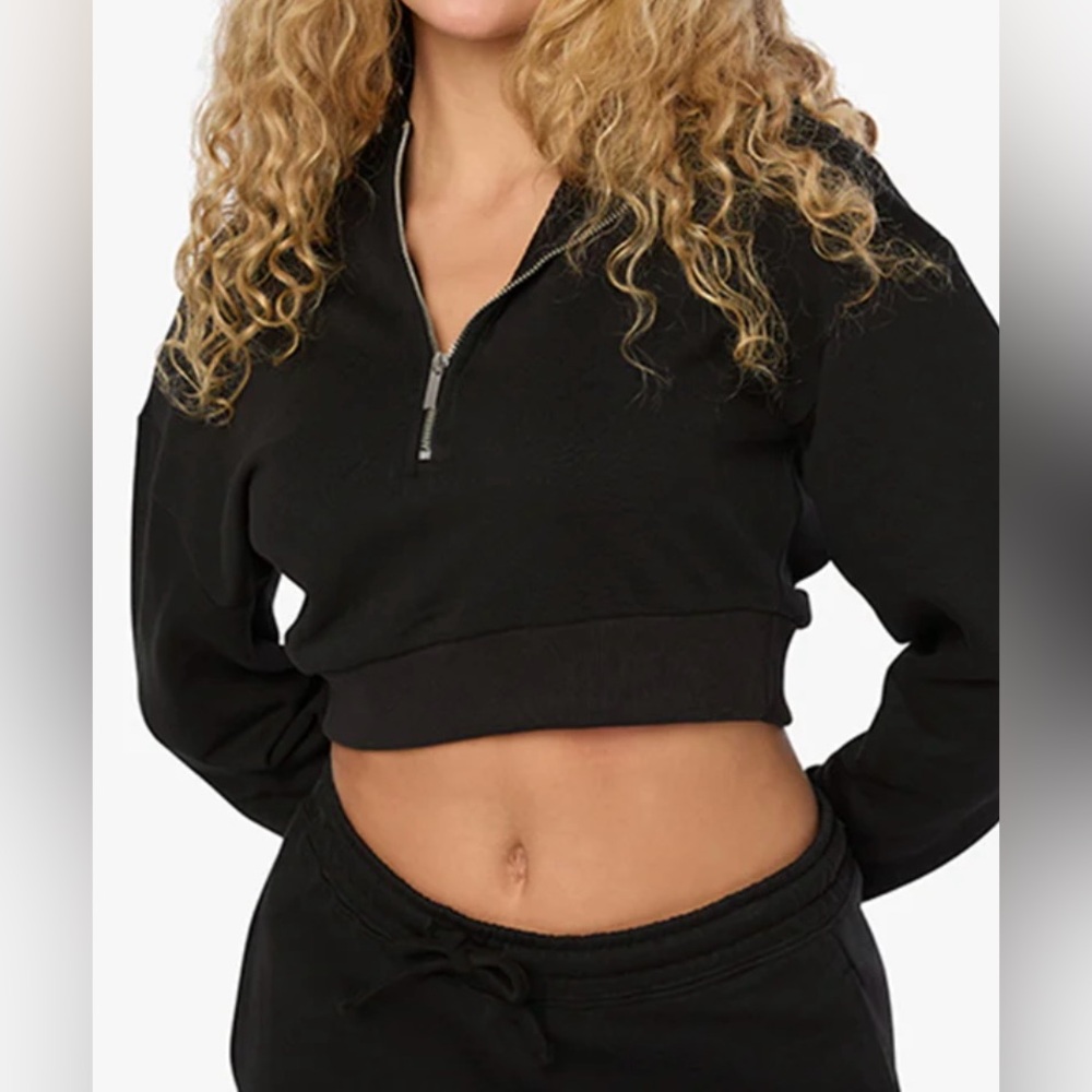 WeWoreWhat Black Fleece Half Zip Cropped
Hoodie Size Small